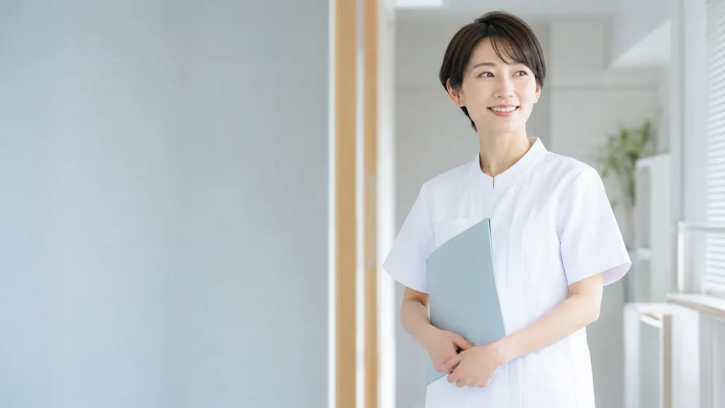 診療科別の業務範囲をメモで整理する看護師